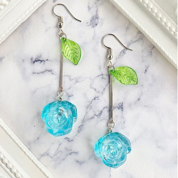 ピアス 薔薇 バラ 立体 花 ばら ミニ 青 イヤリング レジン 一点物 ハンドメイド アクセサリー アクセ
