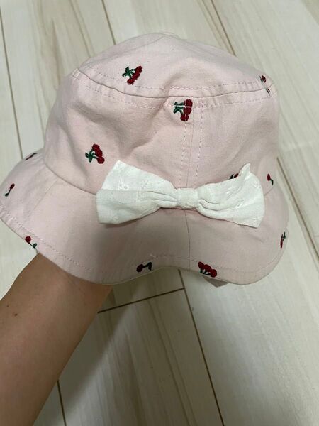 さくらんぼ柄の帽子