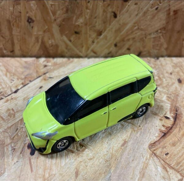 トミカ トヨタシエンタ ミニカー 202449