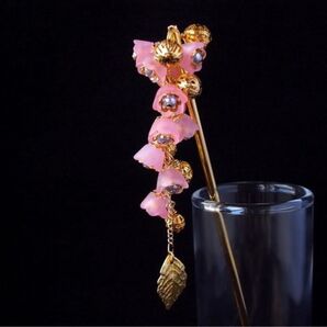 かんざし ピンクの鈴生り鈴蘭 半透明 クリア 桃色 桜 さくら 桜 ハンドメイド 一本挿し 一本簪 ゴールド リーフ 葉 スズラン