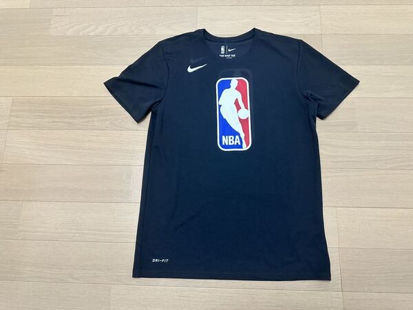 Nike ナイキ NBA ジェリー ビッグロゴ Tシャツ DRI-FIT メンズ トップ 半袖 ブラック 黒 L サイズ 新品未使用 送料無料 ジム トレーニング