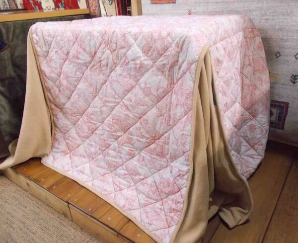 ダイニングコタツ用布団70-90用 ハイコタツ布団 こたつ布団 花柄 コタツと椅子は撮影用 通常のこたつも使えます