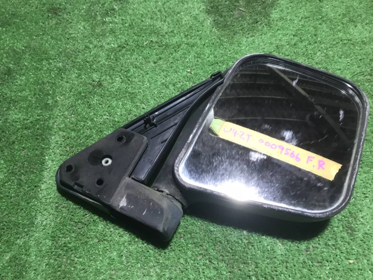 8-10-5）　三菱　U42T 　ドアミラー右　傷多数　