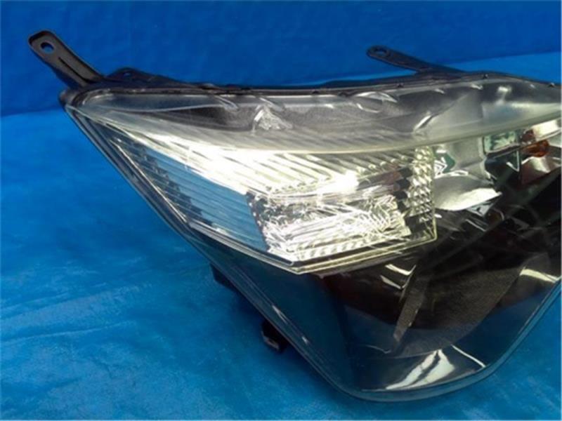 トヨタ 純正 スペイド 《 NCP141 》 右ヘッドライト P70300-24007230 トヨタ 純正 スペイド 《 NCP141 》 右ヘッドライト P70300-24007230