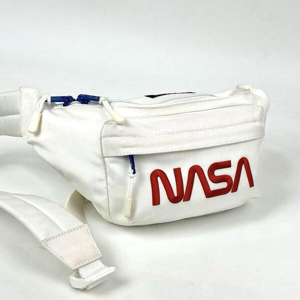 【美品】BALENCIAGA バレンシアガ NASA ロゴ ウエストポーチ ボディバッグ 斜め掛け シルバー金具 キャンバス 白 ホワイト 男女兼用
