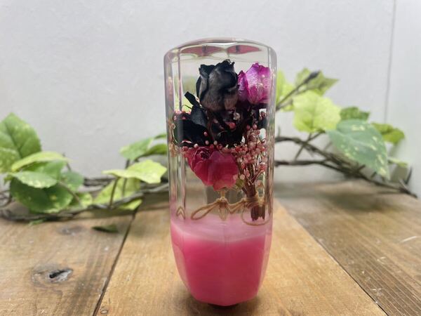水中花シフトノブ ピンクと黒の薔薇とピンクのかすみ草の花束