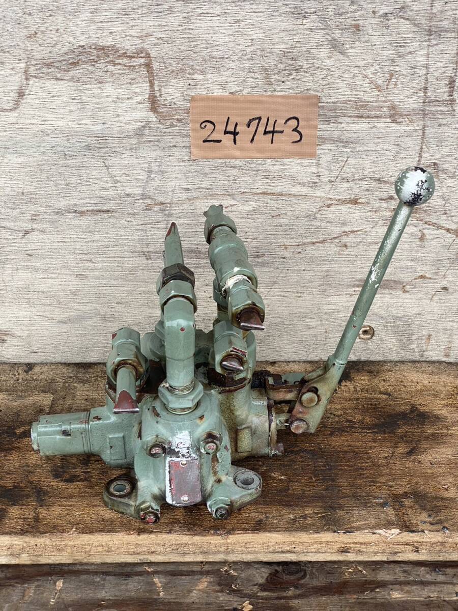 『24743』油圧バルブ コントロールバルブ レバー付き バルブボックス セルフローダー ウィンチ 茨城県