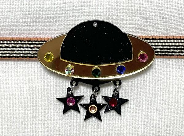NO.650 帯留め 土星と星 惑星 アクリル製 ゆらゆら揺れる リメイク品(帯留 帯飾り 和装小物 )ハンドメイド品