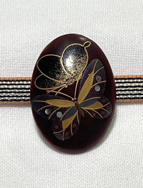 NO.946 帯留め 蝶 蒔絵 漆 金彩 螺鈿 リメイク品(帯留 帯飾り 和装小物)ハンドメイド品