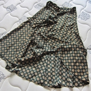 新品同様 ZARA フレアスカート 深緑 USA M 美品 Brand ザラ スカート 軽量 とろみサラット素材 フレア裾 綺麗め ブランド zara お洒落 得