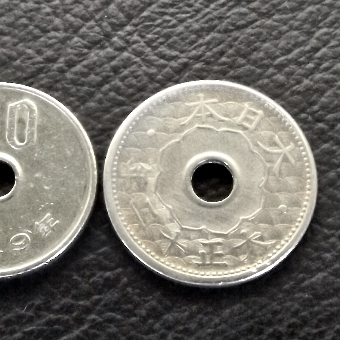 小型五銭白銅貨 大正12年 穴ズレ エラーコイン？ 古銭 旧貨幣 美