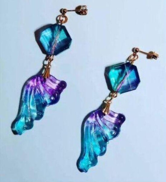 ※ハンドメイド※ 美しいグラデーションの羽根パーツの耳飾り 鬼滅の刃 胡蝶しのぶ 胡蝶カナエ イメージ