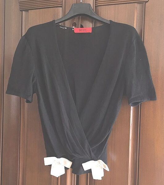 値下★NIGHT valentino garavani ヴァレンティノ・ガラヴァーニ・イタリア製★リボン付きカシュクールニット・ブラック×ホワイト・M前後
