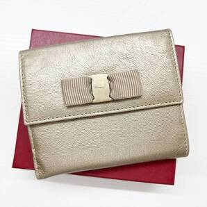美品 Salvatore Ferragamo フェラガモ ヴァラ リボン Wホック財布 シャンパンゴールド
