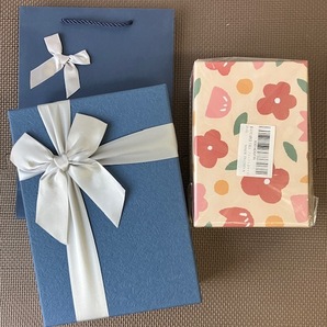 ギフトボックス2個セット 手描き 花 イラスト ギフトボックス プレゼント用箱 青 無地 リボン ギフトボックス (30.5cmx20cmx7.5cm)