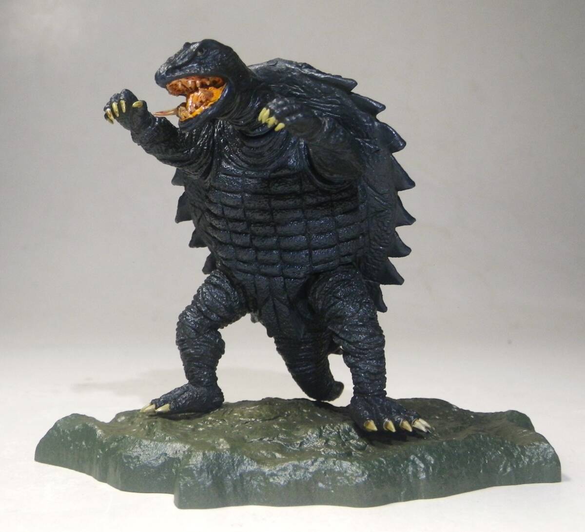 貴重昭和版　ガメラ（大映映画）の大型フィギャー　全高：約２７㎝　完成品　中古品 貴重昭和版ガメラ（大映映画）の大型フィギャー全高：約27