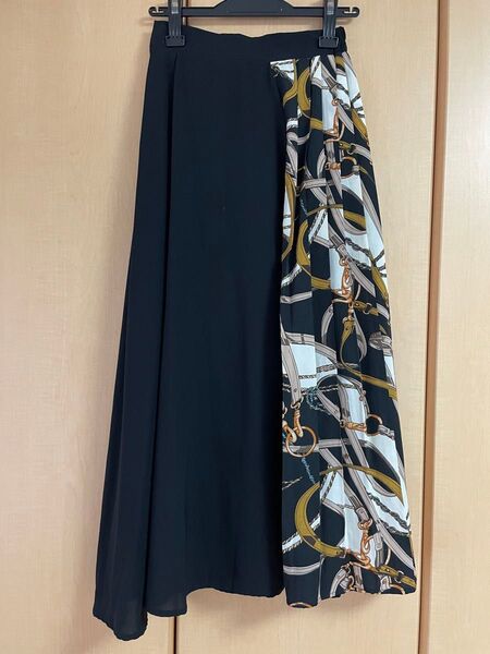 【クーポン使用可】スカート ロング ブラック 総柄 黒 プリーツ