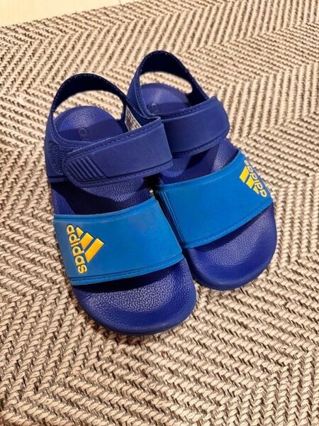 17cm 青いadidasサンダル