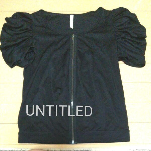 【10%割引中】UNTITLED 半袖ボリュームフロントジップトップス