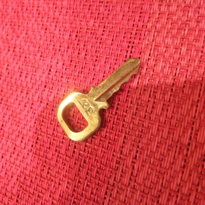送料無料 鍵のみになります。番号327 美品 Louis Vuitton パドロック カデナ 南京錠 ルイヴィトン 鍵 ゴールド