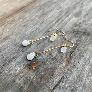 しずくのチェコガラスピアスorイヤリング(スノーホワイト&クリアマット)