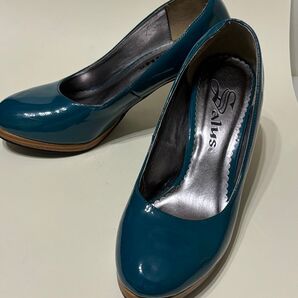エメラルド色のエナメルパンプス