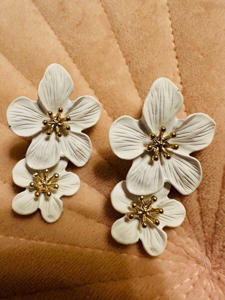 可愛いお花のピアス ホワイト
