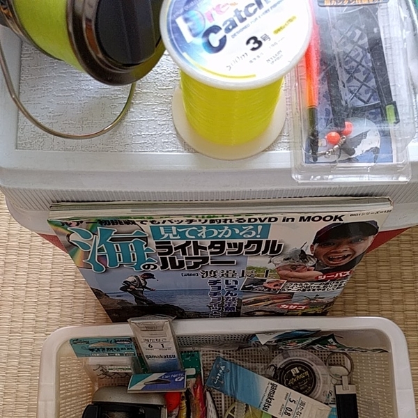 ラバーメイド（Rubbermaid）クーラーボックス1点　海のライトタックルルアー（DVDなし）1冊　釣り道具いろいろ（かご付き）