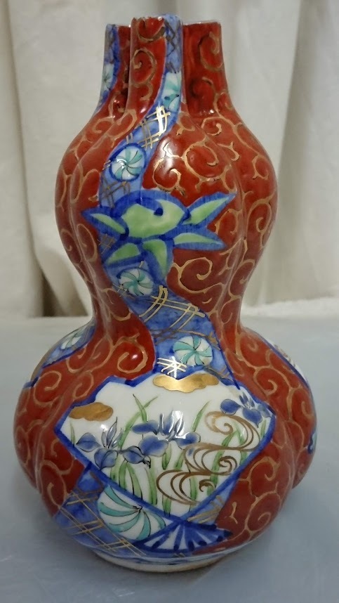 Calabaza Imari rara y curiosa, jarrón de tres cuellos, jarrón Fukui de tres tubos, pintura de esmalte rojo, jarrón horo, Copia de Korin arabesco dorado pintada a mano., objeto, ornamento, pieza de época, colección de antigüedades, Porcelana, Península Koreana, Cerámica antigua en general., otros