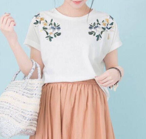 アーバンリサーチ 配色刺繍Tシャツ 半袖カットソー ホワイト 白
