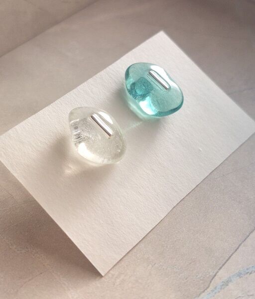 ◆ハンドメイド◆シーグラス◆ピアス◆小さめ◆ピタッとピアス◆クリア◆ブルー◆