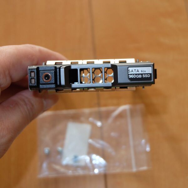 DELL マウンター ケース 2.5インチ SATA 6Gb 960GB SSD HDD