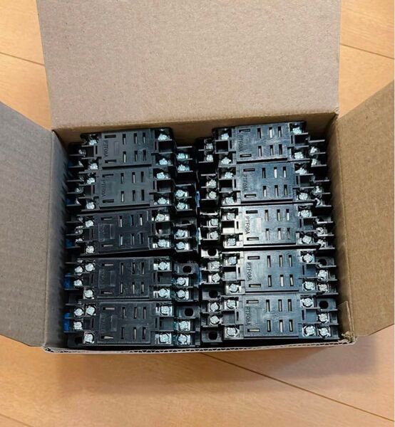 《匿名配送》LYパワーリレー用ソケット(8ピン) PTF08A互換品 1箱20ピン入り