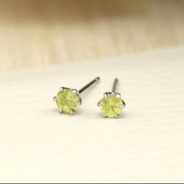 【3mm】スフェーンのシンプルスタッドピアス Pt