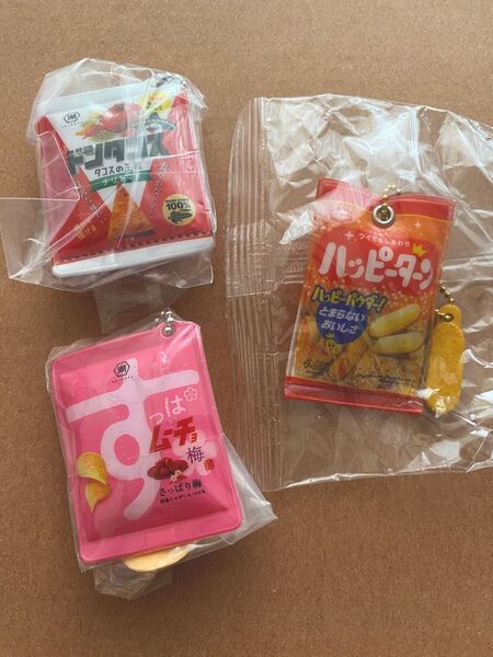 湖池屋シャカシャカチャーム3 亀田製菓ミニチュアマスコット3 ガチャガチャ