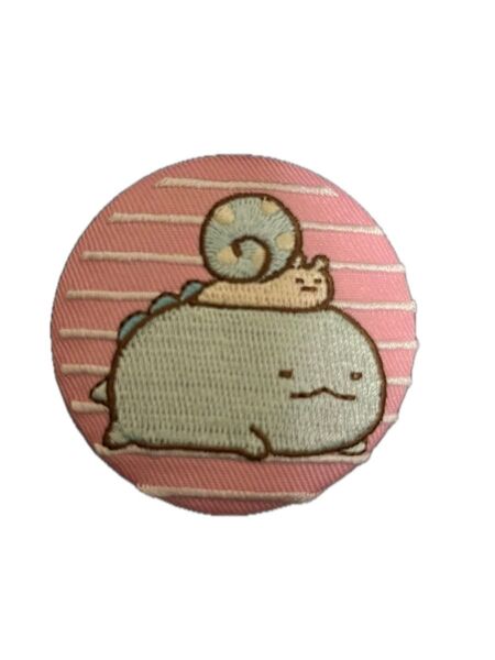 すみっコぐらし刺繍缶バッジ とかげ ピンク