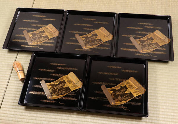 漆芸 巻物に草花 金銀蒔絵 研ぎ出し 梨地 黒塗 吸物膳 五客 29.2cm 足付四方膳 春【MA97】