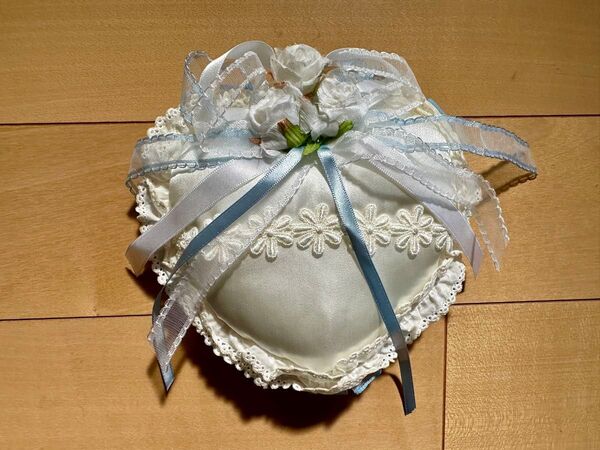【一度使用】リングピロー ハート サムシングブルー リボン フリル 指輪置き 枕 アイボリー結婚式 花嫁 ブライダル プリンセス