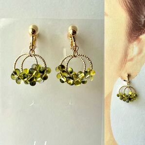 no.1378 ハンドメイド☆マチュアオリーブのつぶつぶチェコビーズのイヤリング(ピアス)
