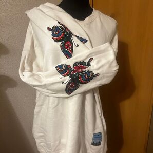 butterfly 刺繍 スウェット 白
