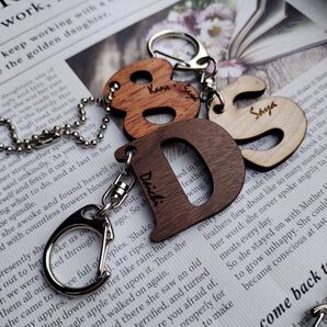 名入れ 木製 アルファベットキーホルダー イニシャルキーホルダー お名前 文字入れ 彫刻 オーダーメイド