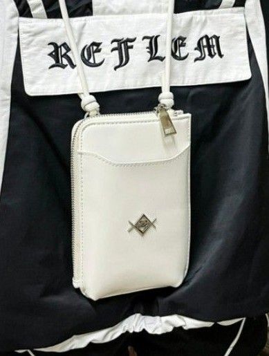 REFLEM レフレム ロゴチャーム付きウォレットポーチ