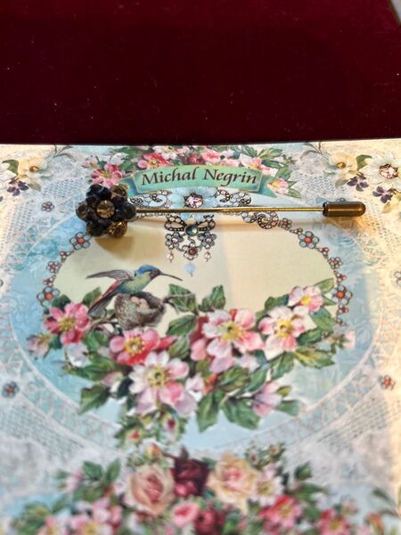 ◎クーポンW割◎ミハエルネグリンMichal Negrin◎ネイビー他配色ジャスミン ピンブローチ単品 未使用保管コレクション美品