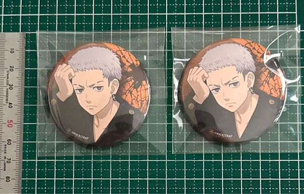 東京リベンジャーズ 天竺編POP UP SHOPTSUTAYA〜描き下ろしイラスト〜三ツ谷隆 缶バッジ 57mm ホログラム