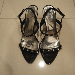 Meda サンダル 靴 エナメル 黒色 ビジュー付き ベルト２本 24 ヒール高さ約8㎝