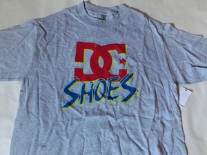 USA購入 人気スケボー系アメカジブランド【DC SHOES】 ロゴプリント入りＴシャツUS Sサイズ グレー新品未使用