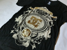 USA購入 人気スケボー系アメカジブランド【DC SHOES】 VネックゴールドLOGOプリント入りＴシャツUS Sサイズ ブラック_画像4