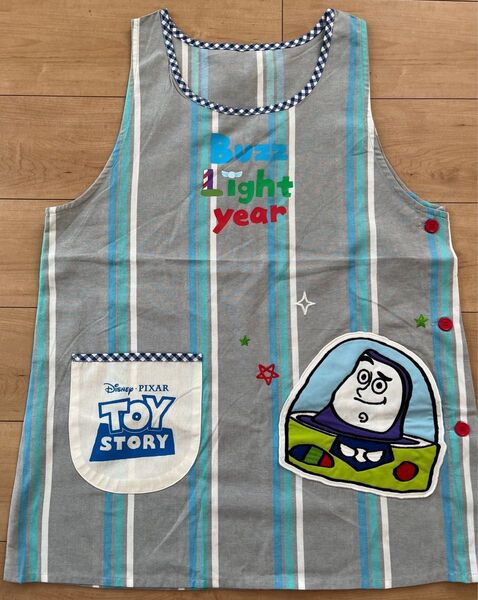 ★277★新品 ディズニー トイストーリー ポケットはポイント 刺繍エプロン 大人用 保育士 介護士 ママ M-L