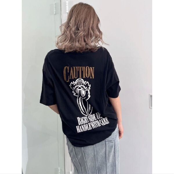 gyda CAUTION BUNNY BIG Tシャツ