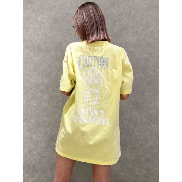 gyda CAUTION BUNNY BIG Tシャツ
